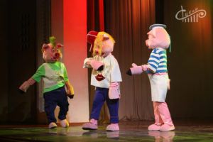 Подарок от СЦКиИ ко Дню защиты детей: шоу-мюзикл ростовых кукол “Приключения трёх поросят”