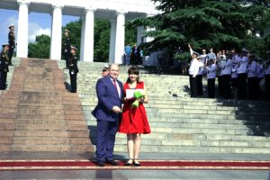 Артистке Государственного ансамбля танца «Черное море» Людмиле Зинченко вручили награду в День города