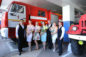 Артисты СЦКиИ поздравили ветеранов пожарной охраны праздничным концертом.