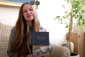 Руководитель театральной студии «Игра» Кристина Прислонова подарила книгу библиотеке.