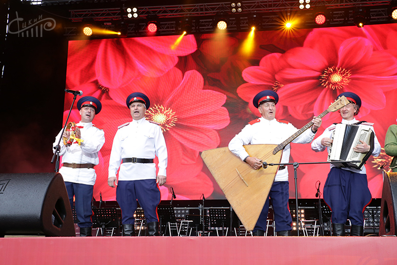 На праздничном концерте выступили. Фото выступления артистов на Украине.