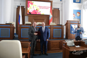 Артистов и руководителей СЦКиИ наградили в Заксобрании Севастополя